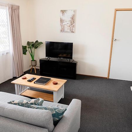 Palm View Holiday Apartments Bowen Bagian luar foto