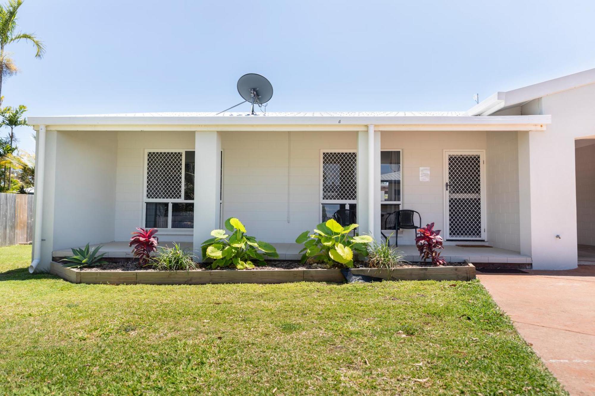 Palm View Holiday Apartments Bowen Bagian luar foto