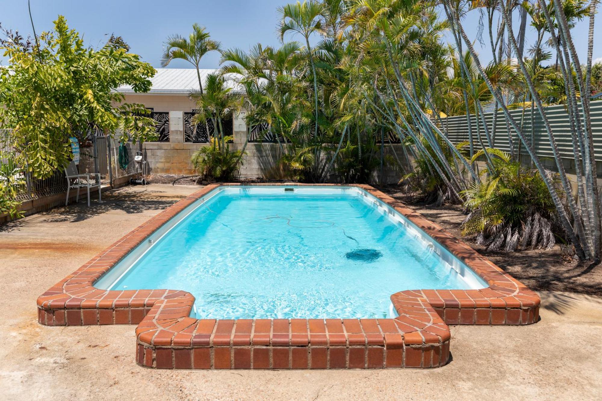 Palm View Holiday Apartments Bowen Bagian luar foto