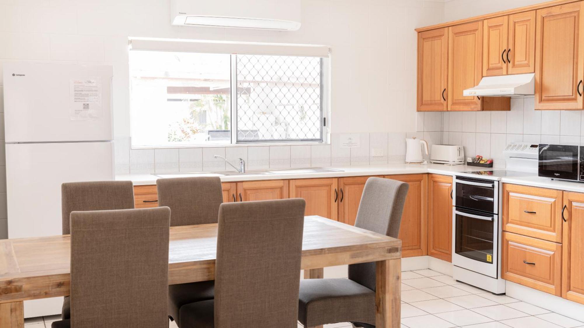 Palm View Holiday Apartments Bowen Bagian luar foto