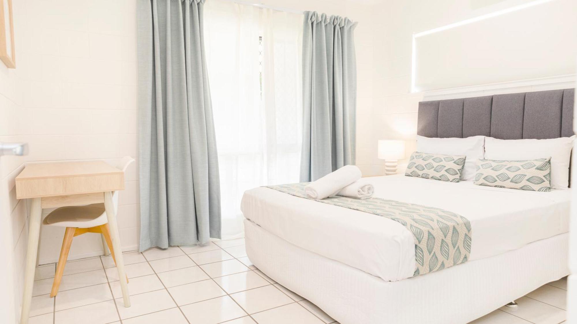 Palm View Holiday Apartments Bowen Bagian luar foto