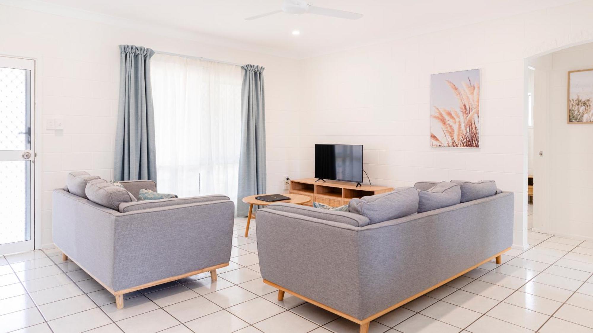 Palm View Holiday Apartments Bowen Bagian luar foto