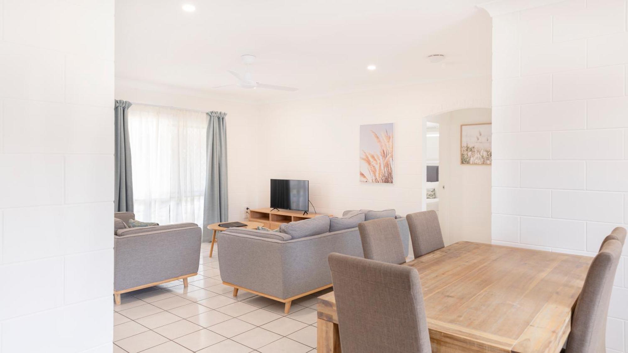 Palm View Holiday Apartments Bowen Bagian luar foto