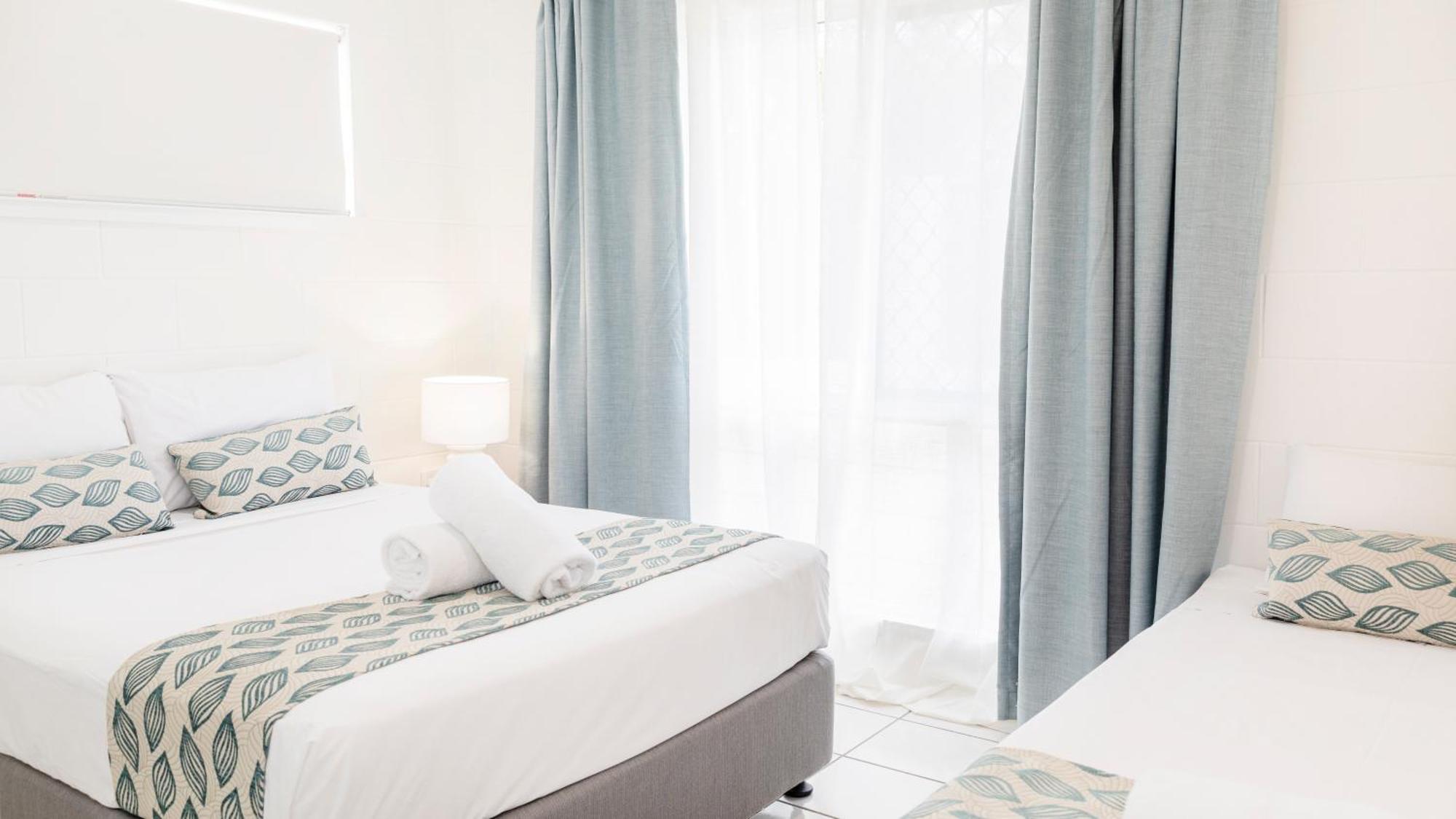 Palm View Holiday Apartments Bowen Bagian luar foto