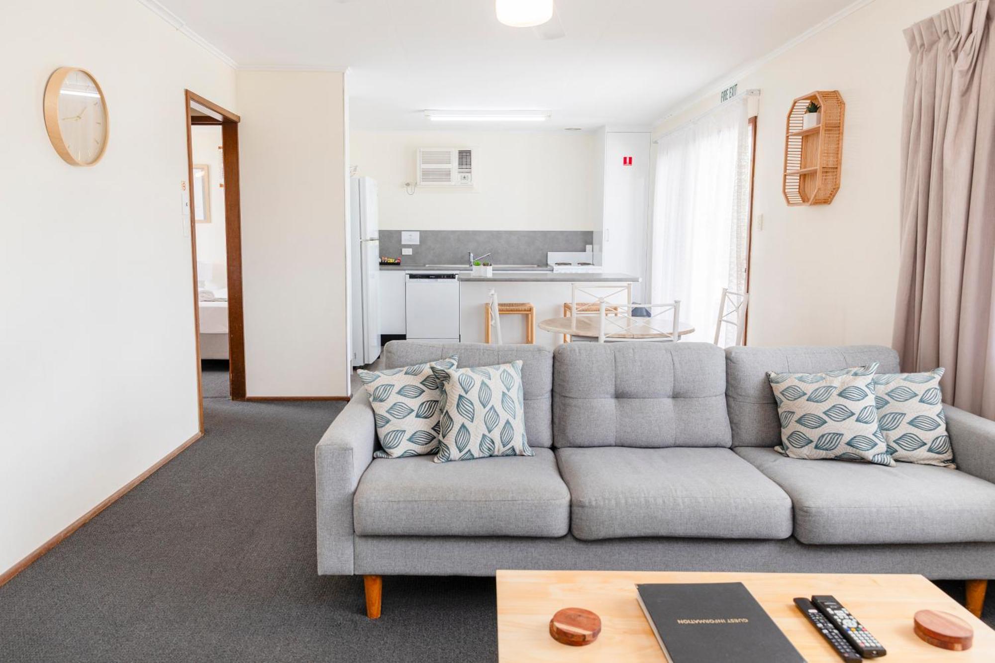 Palm View Holiday Apartments Bowen Bagian luar foto