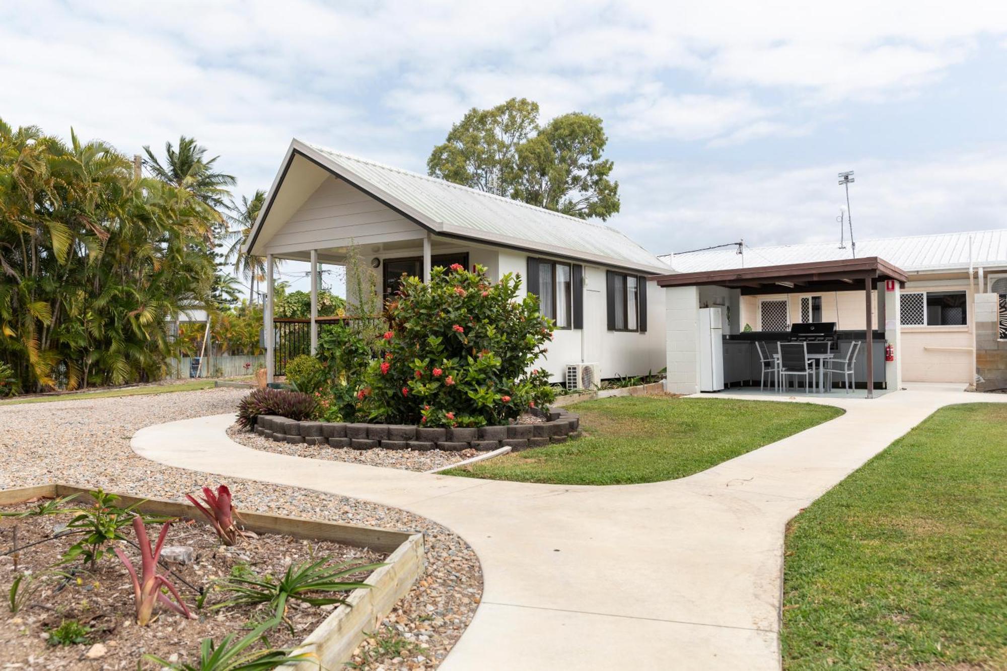 Palm View Holiday Apartments Bowen Bagian luar foto