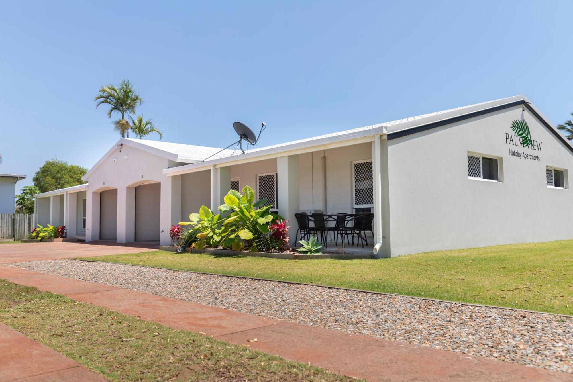 Palm View Holiday Apartments Bowen Bagian luar foto