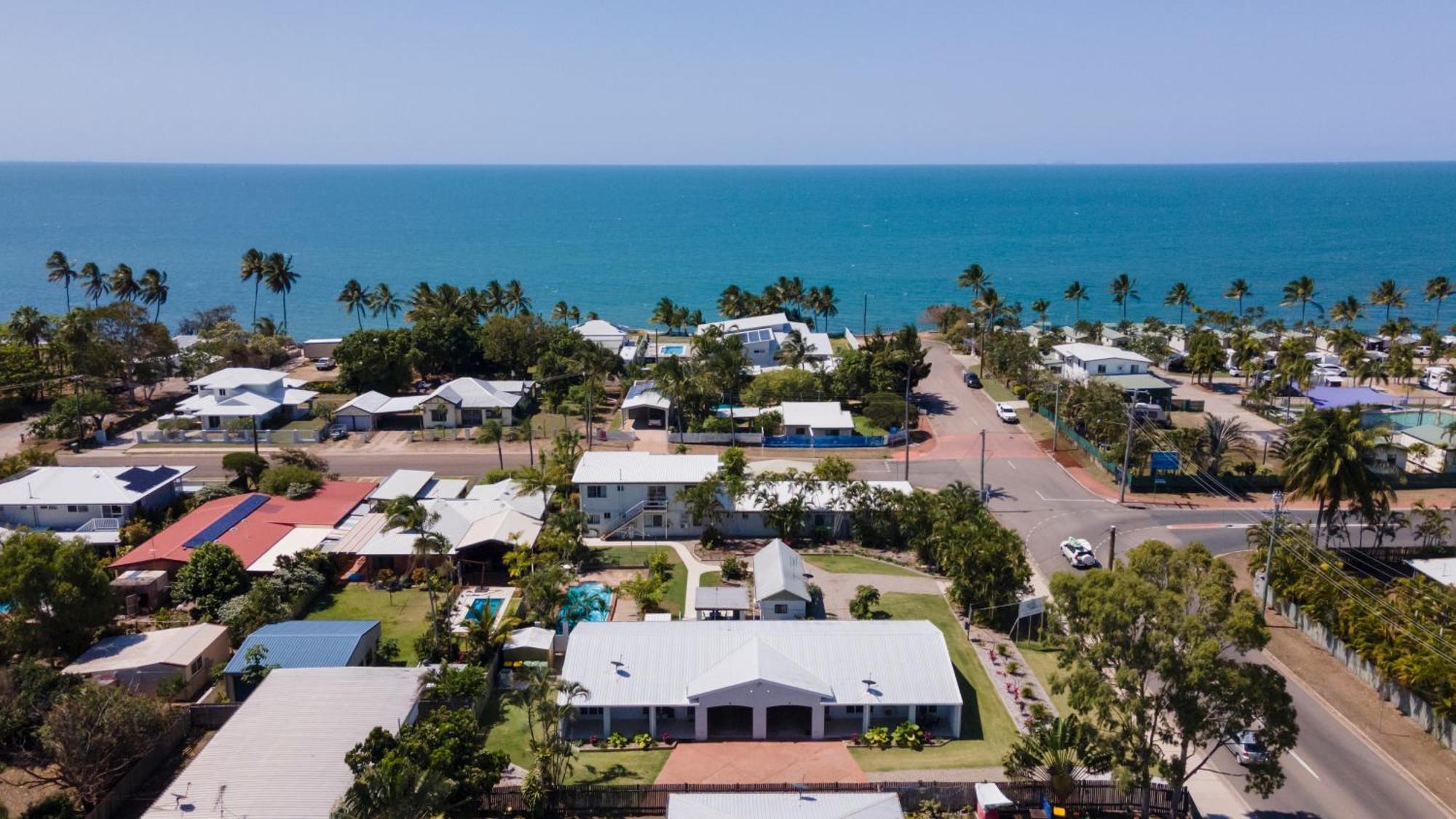 Palm View Holiday Apartments Bowen Bagian luar foto