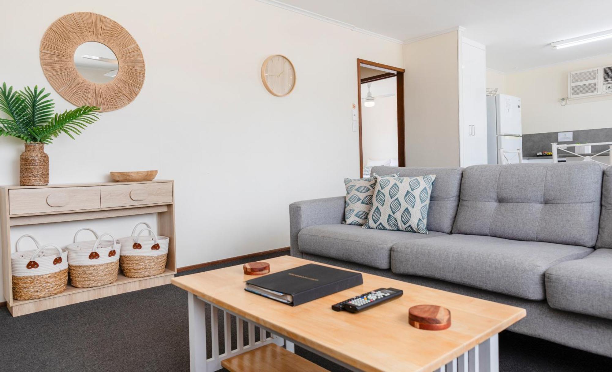 Palm View Holiday Apartments Bowen Bagian luar foto