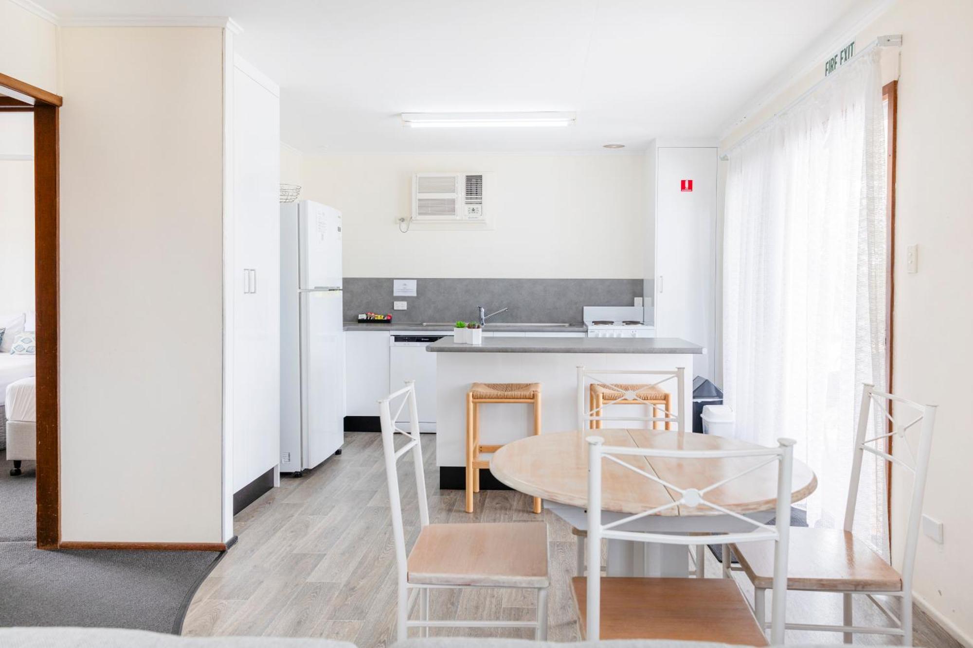 Palm View Holiday Apartments Bowen Bagian luar foto