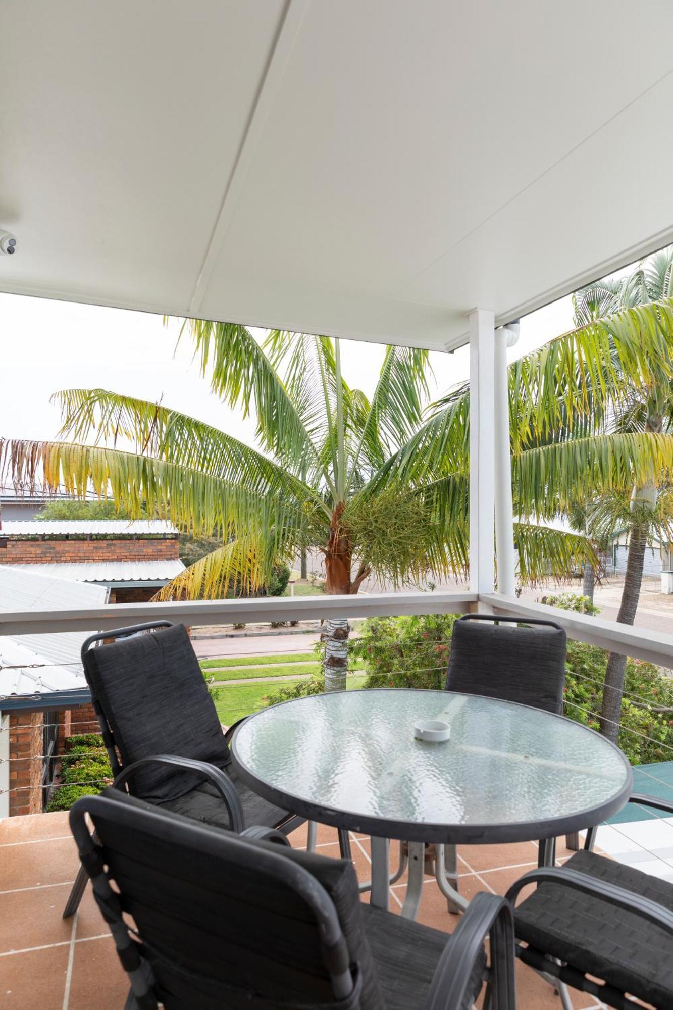 Palm View Holiday Apartments Bowen Bagian luar foto