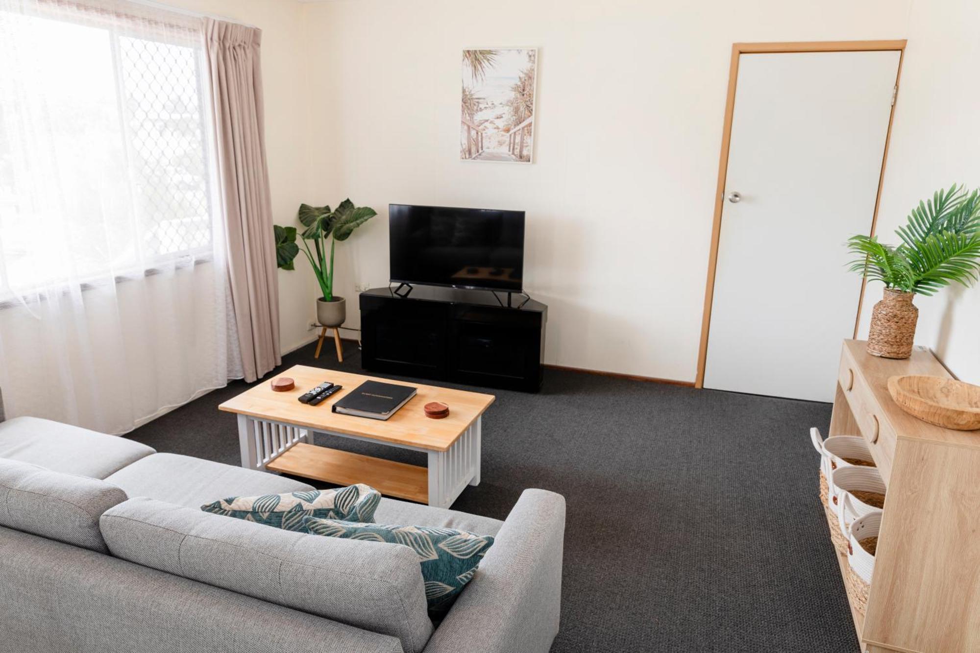 Palm View Holiday Apartments Bowen Bagian luar foto