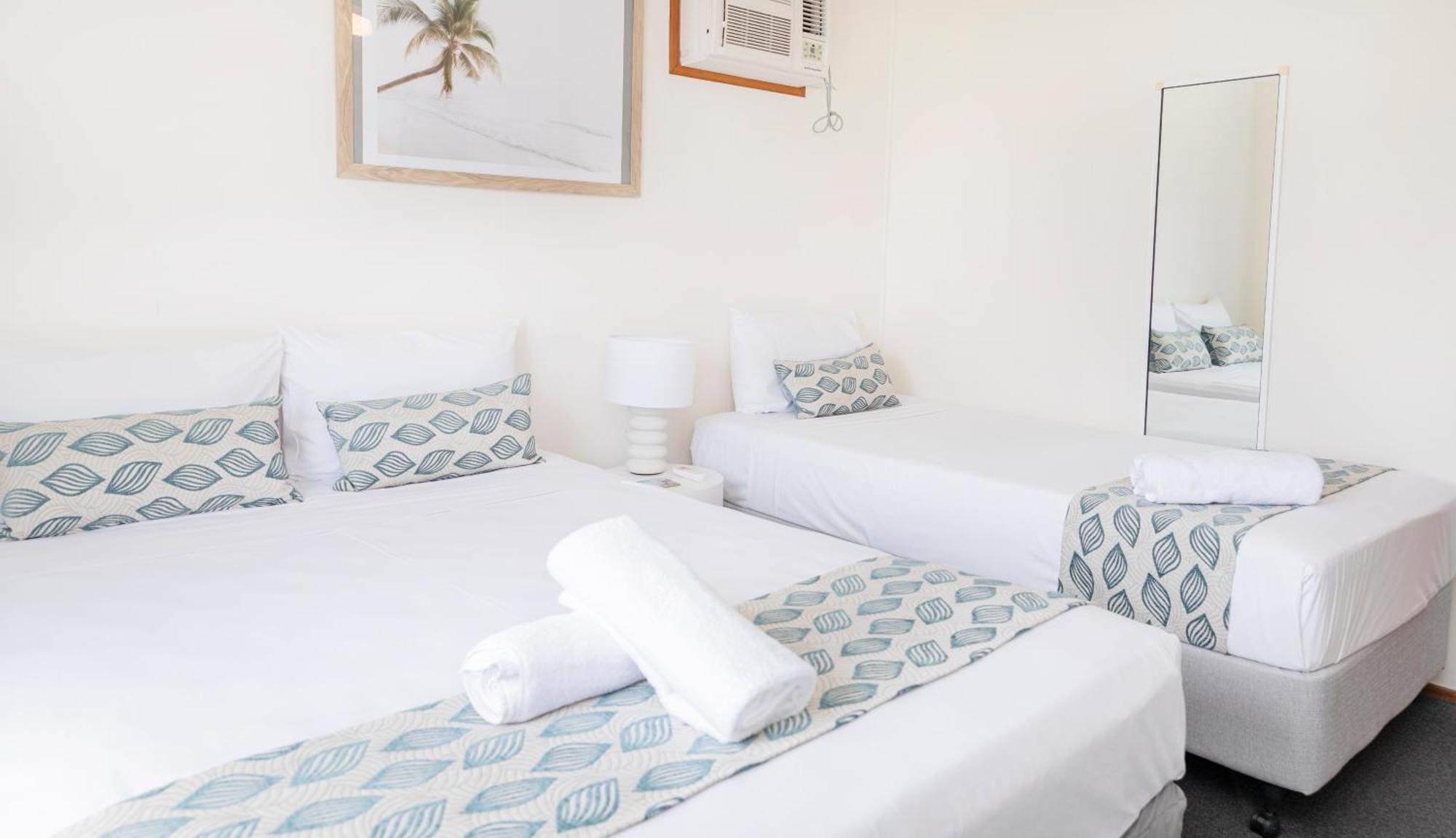 Palm View Holiday Apartments Bowen Bagian luar foto