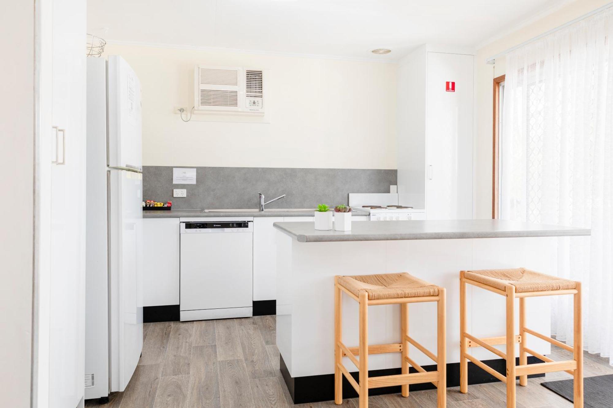 Palm View Holiday Apartments Bowen Bagian luar foto