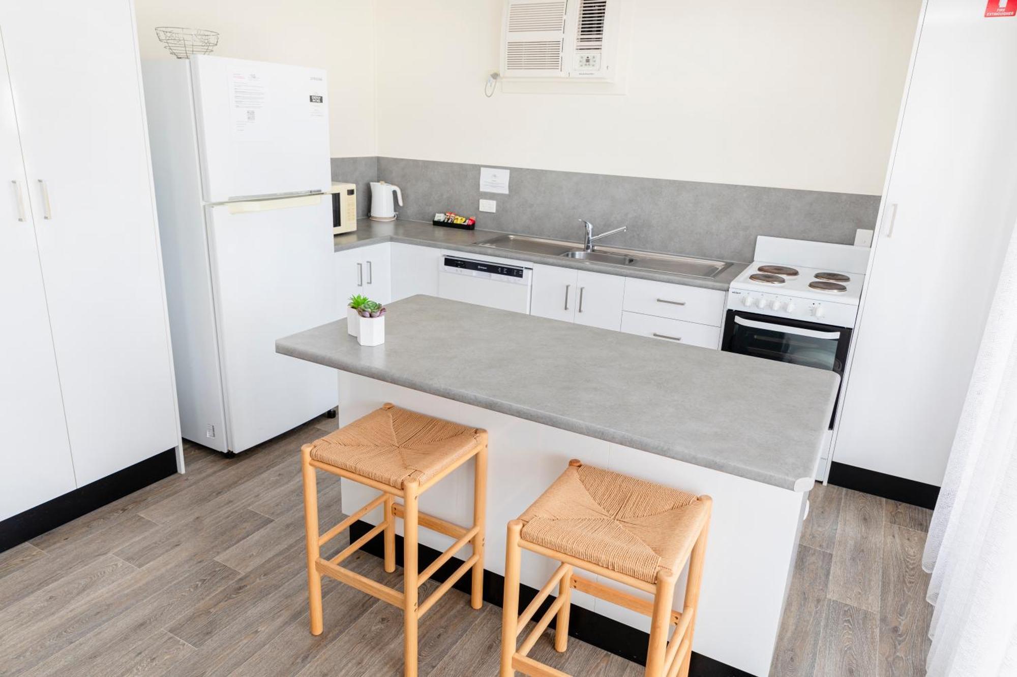 Palm View Holiday Apartments Bowen Bagian luar foto