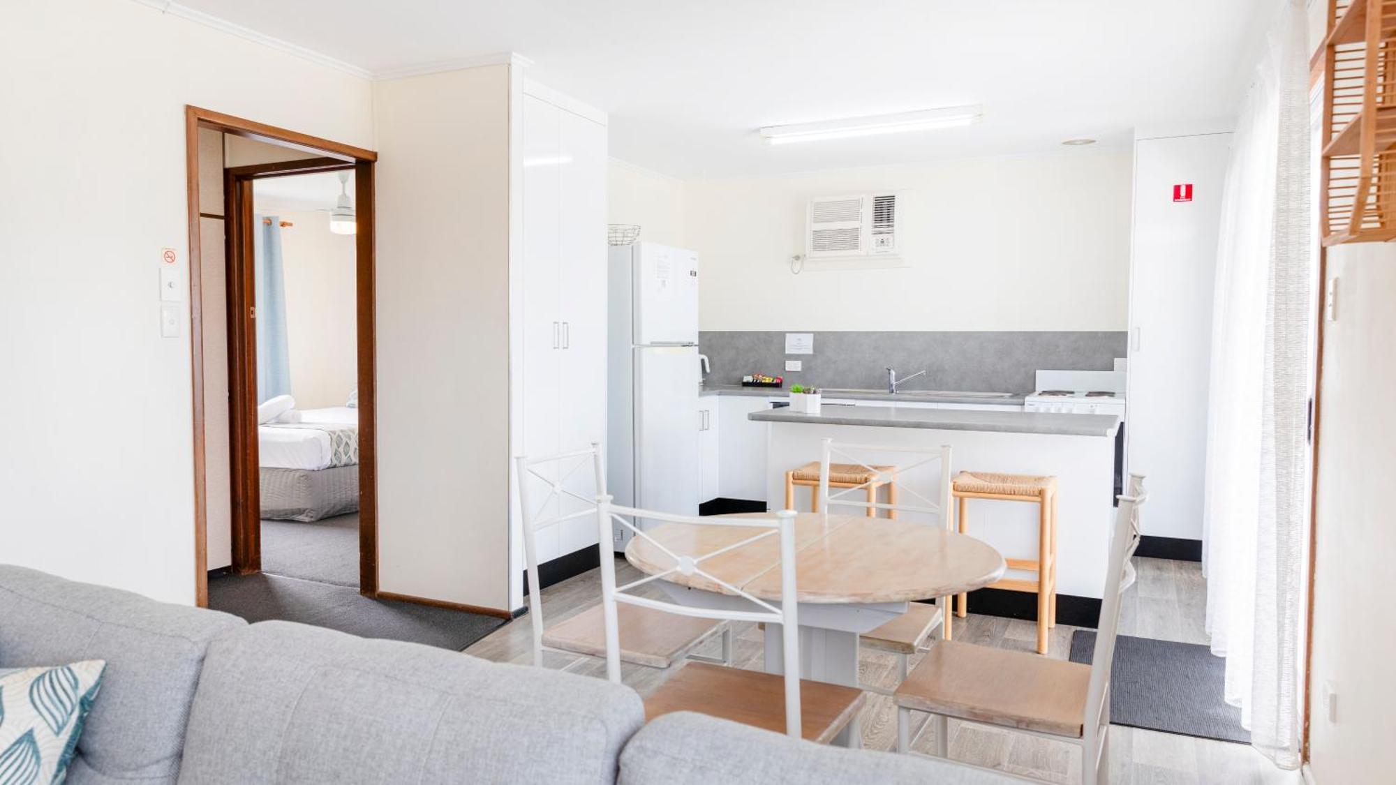 Palm View Holiday Apartments Bowen Bagian luar foto