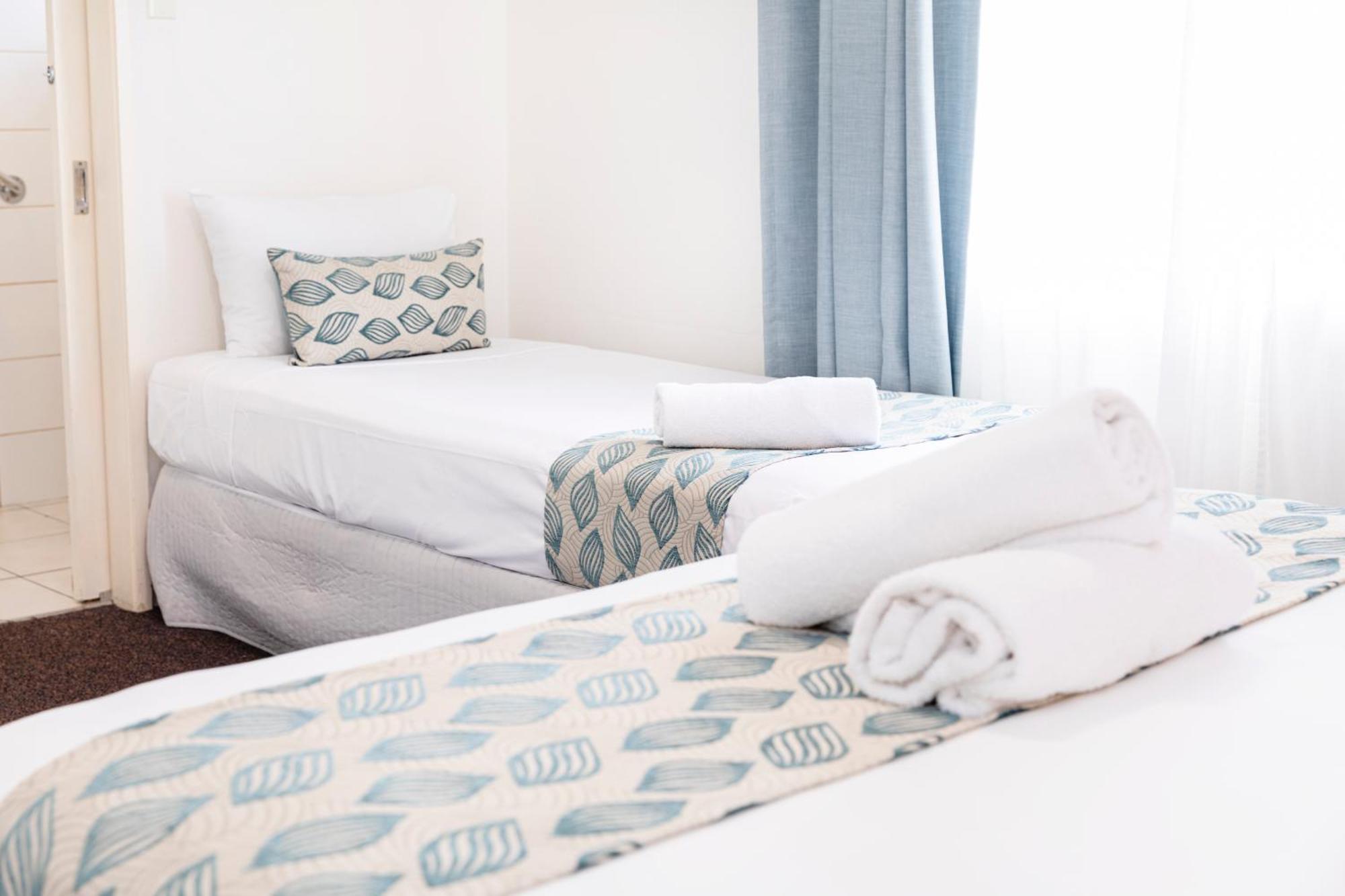 Palm View Holiday Apartments Bowen Bagian luar foto