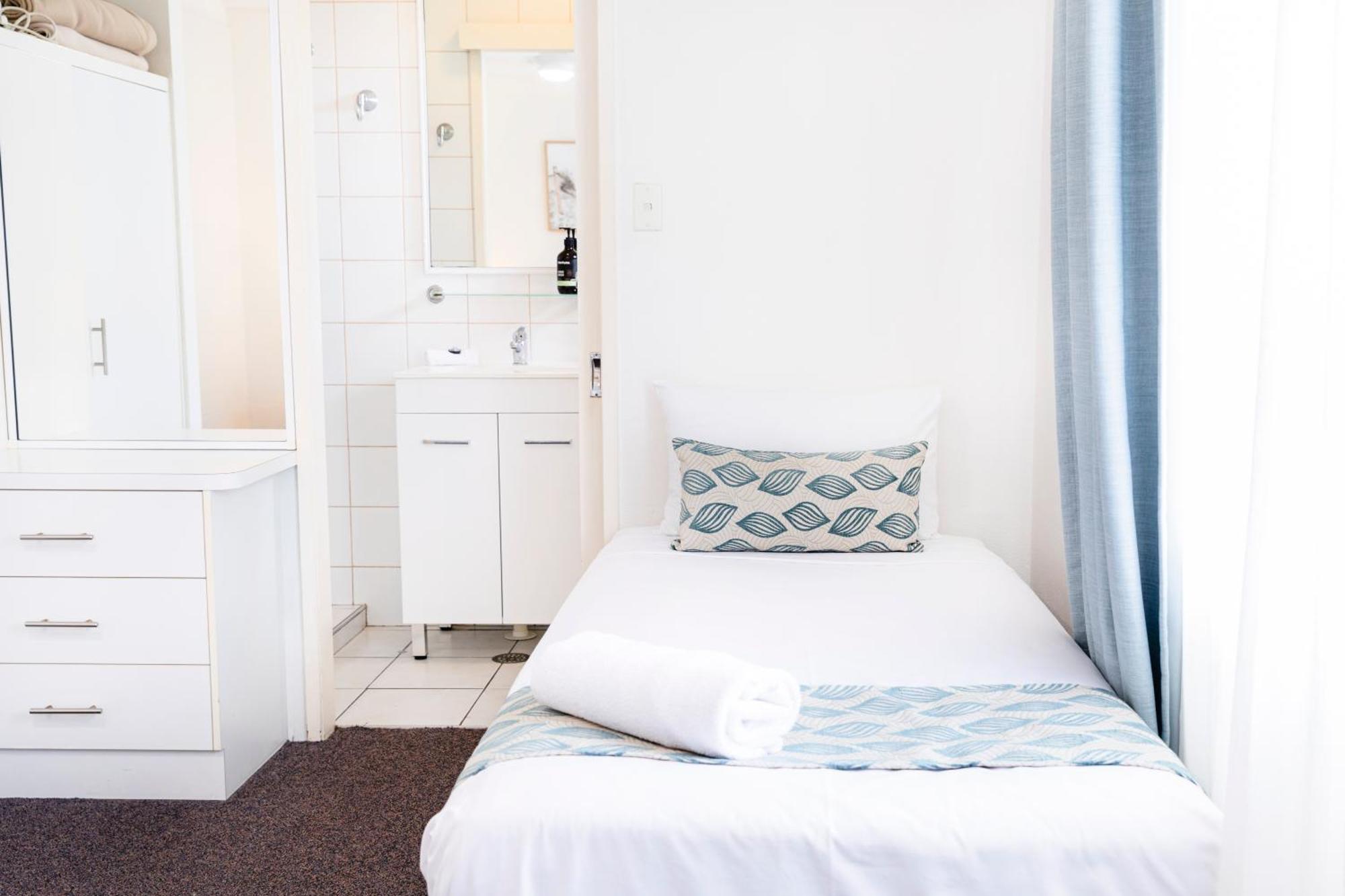 Palm View Holiday Apartments Bowen Bagian luar foto