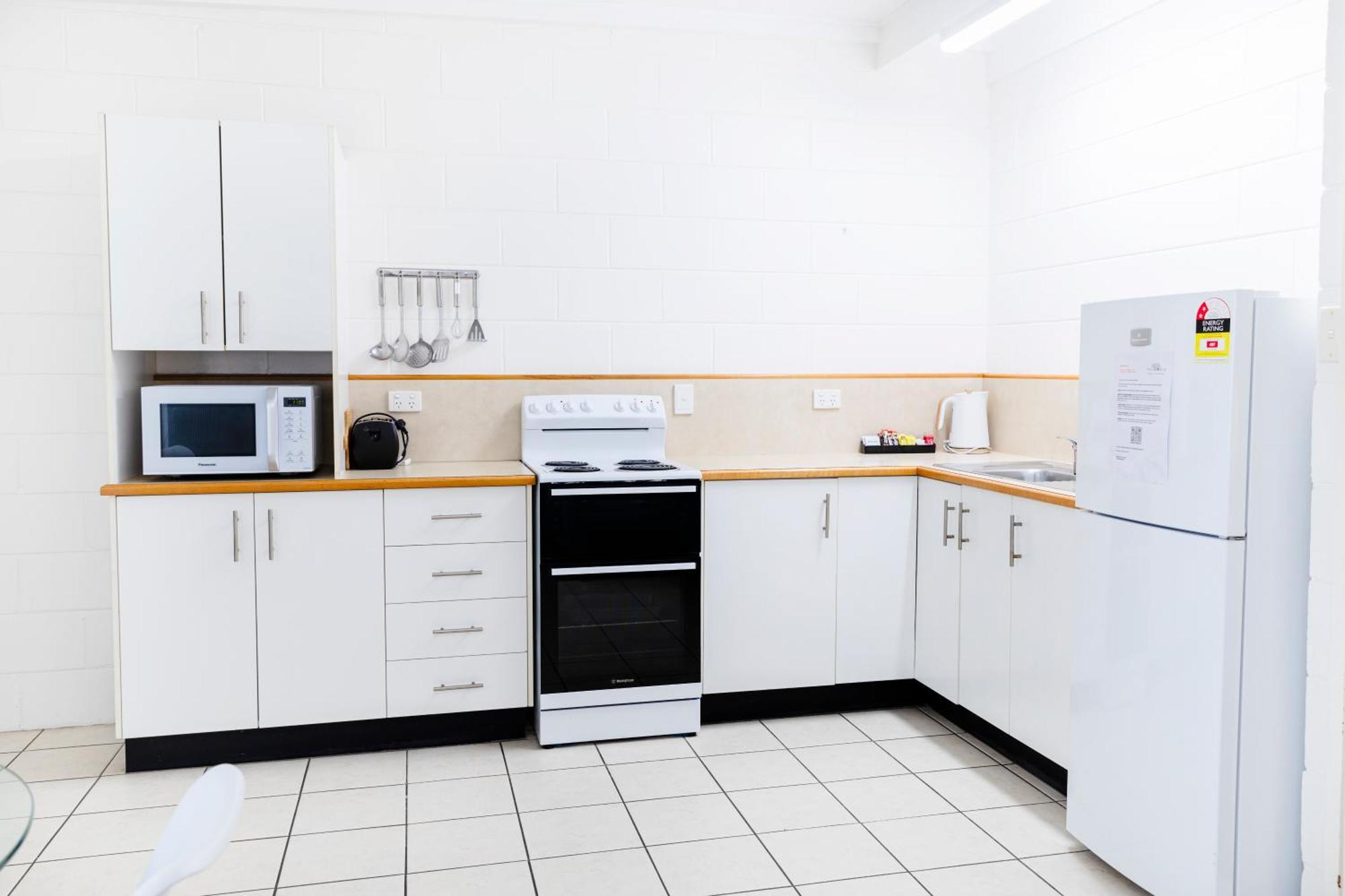 Palm View Holiday Apartments Bowen Bagian luar foto