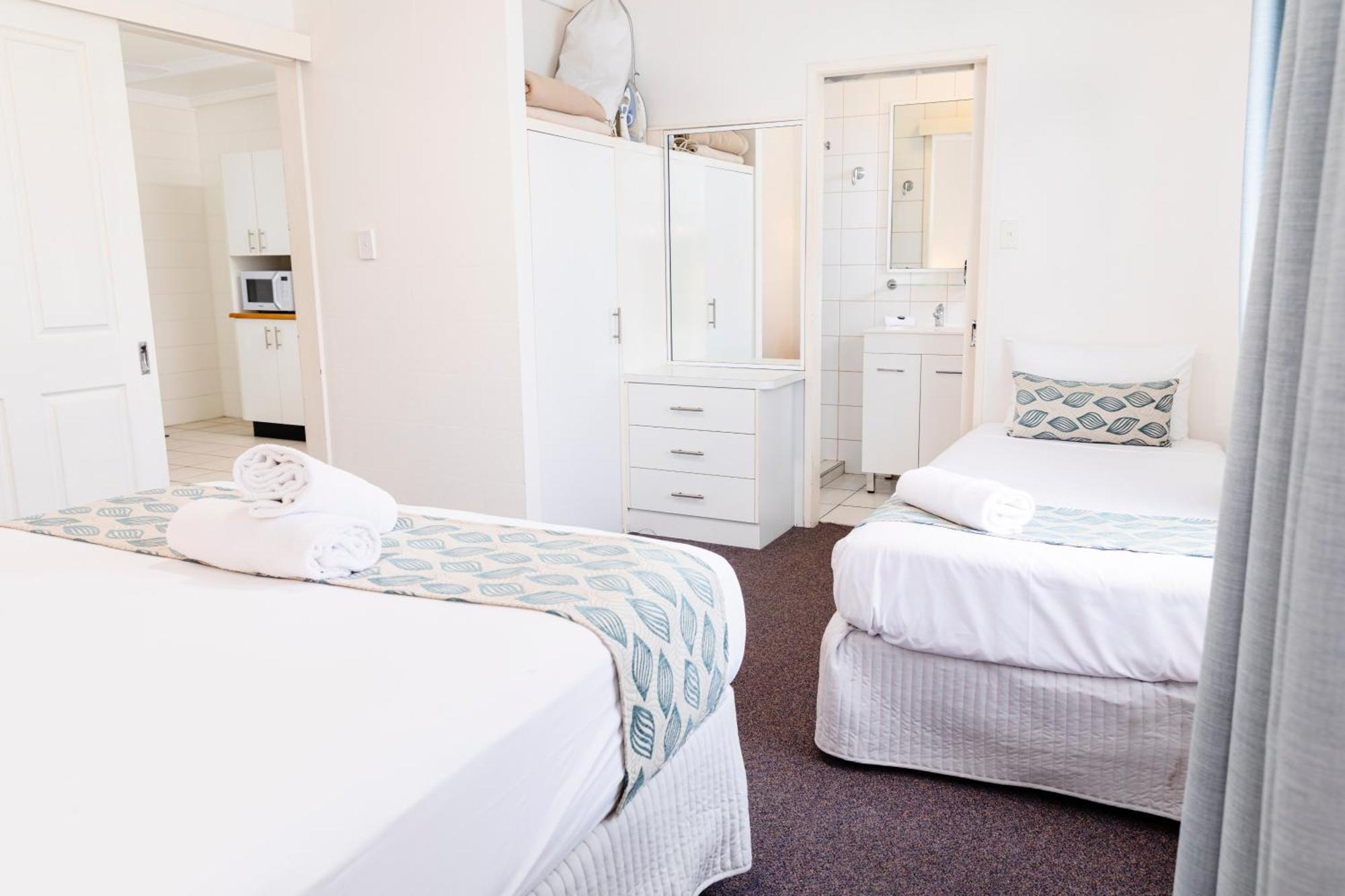 Palm View Holiday Apartments Bowen Bagian luar foto