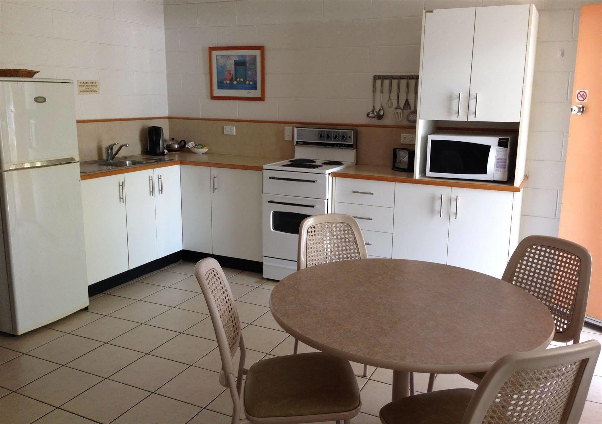 Palm View Holiday Apartments Bowen Bagian luar foto