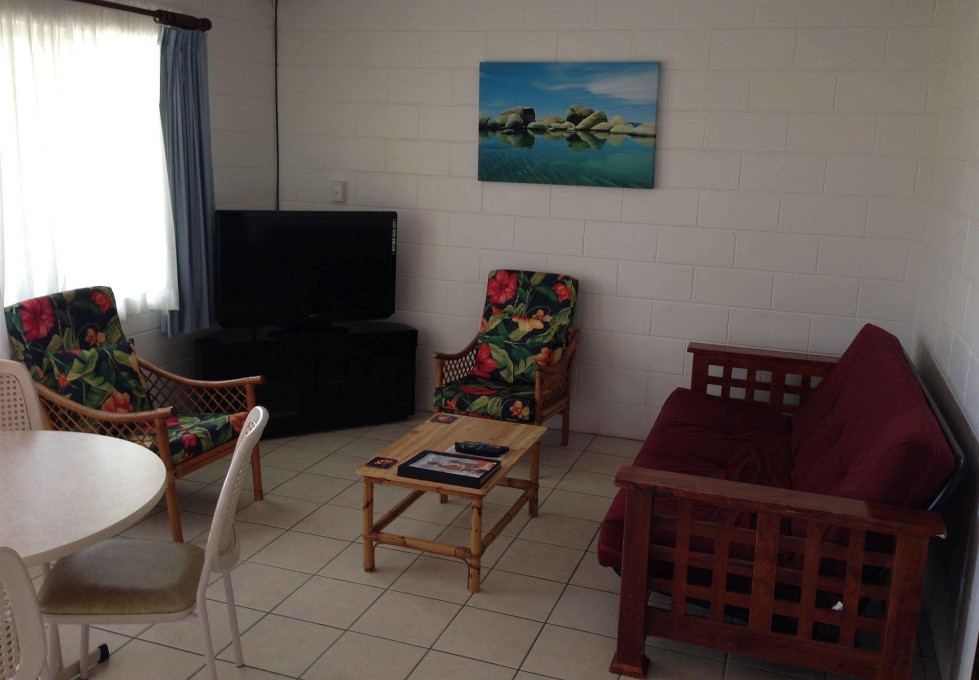 Palm View Holiday Apartments Bowen Bagian luar foto