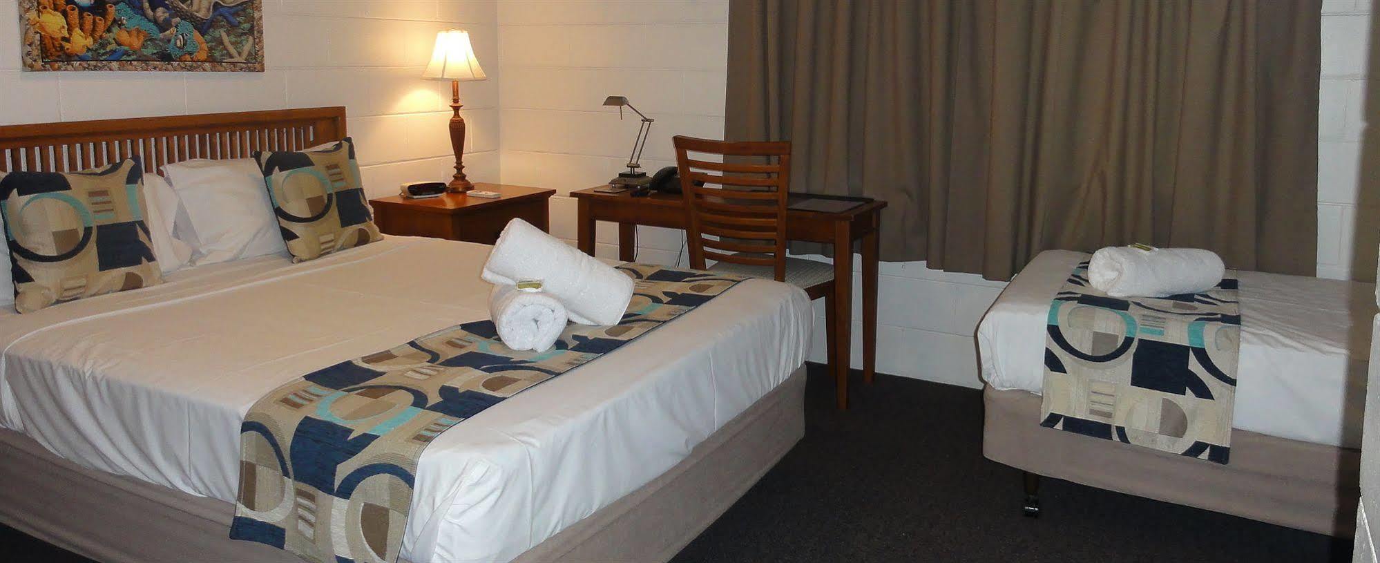 Palm View Holiday Apartments Bowen Bagian luar foto
